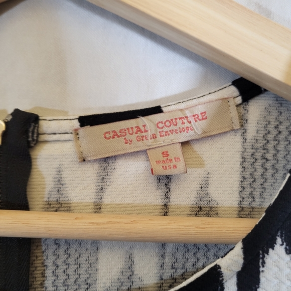 Casual Couture Black & White Arrow Patterned Zip Back Shirt | Size Small - Picture 5 of 9